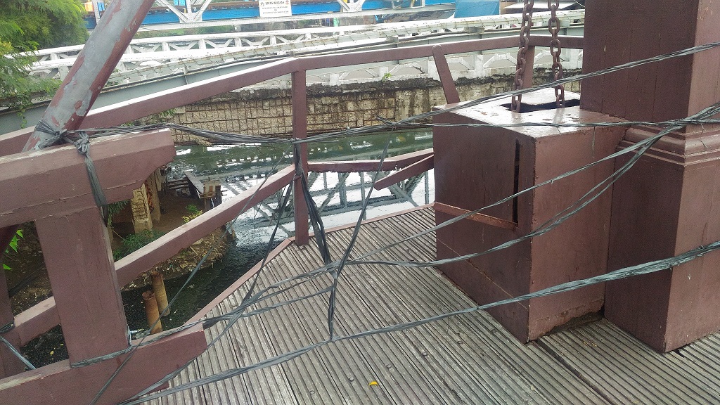 Tali Rafia di Jembatan Kota Intan