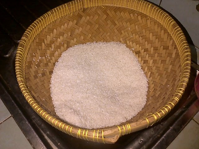 Cuci beras di bawah air mengalir.